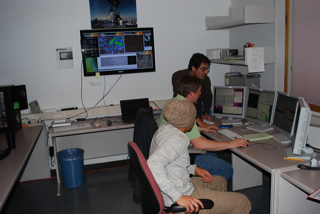 Moses Marchante (SDSS Telescope Operations Specialist) introduces Daniel and Mario to the interface software used to control the telescope and the APOGEE instrument.