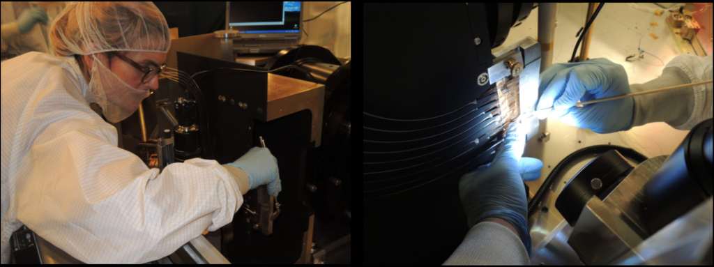 Sophie Brunner is inspecting a v-groove block of the fiber assembly, shown in more detail at right. Sophie Brunner está inspeccionando un bloque de ranura en V del conjunto de fibras, que se muestra con más detalle a la derecha.