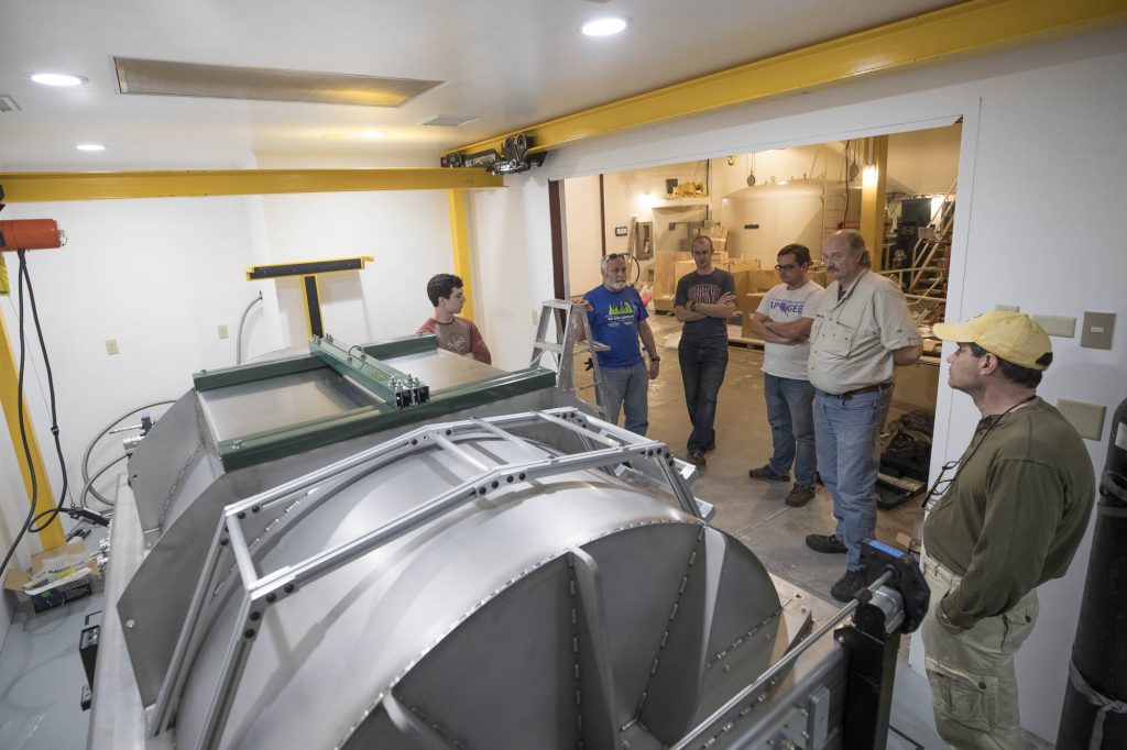 1.Discutiendo los procedimientos para canalizar los cables de fibra óptica desde el instrumento APOGEE-Sur al telescopio. Discussing the procedure for routing the fiber optic cables from the APOGEE-South instrument to the telescope.