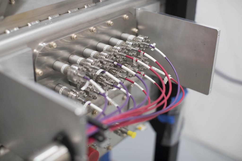Manojos de 30 fibras cada uno son conectados al criostato del instrumento APOGEE-Sur. Bundles of thirty fibers each are ported upon entering the APOGEE-South instrument's cryostat.