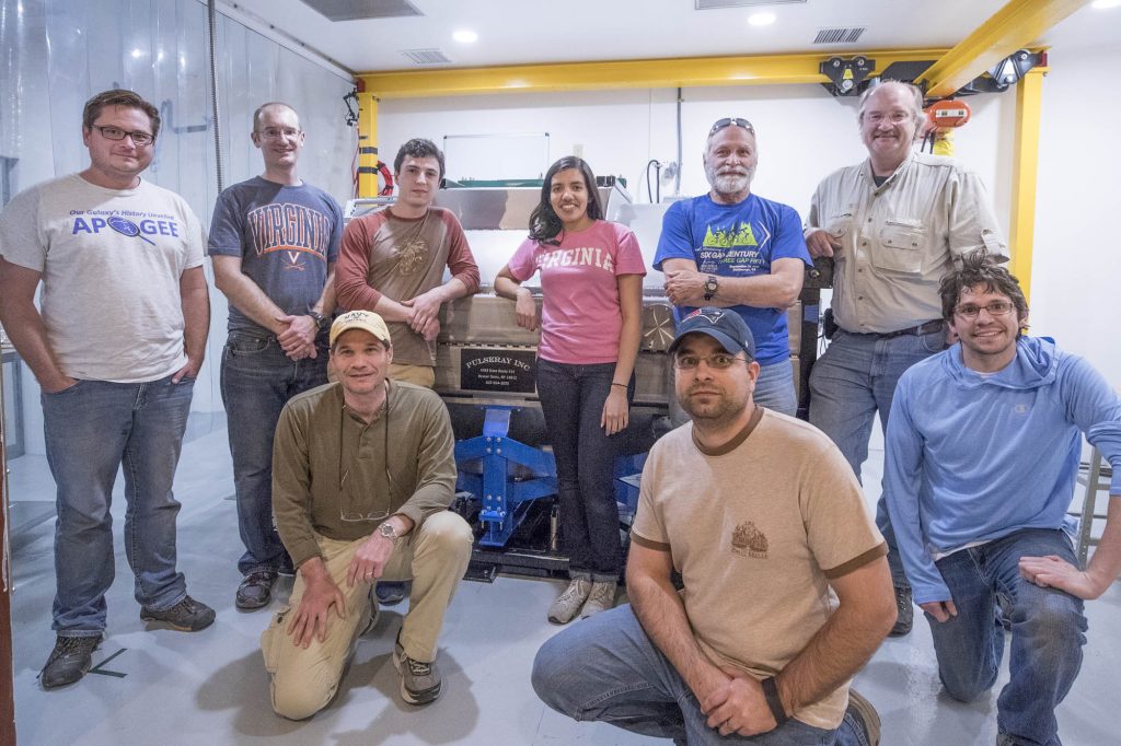 1.¡El equipo! En la fila de atrás, de izquierda a derecha: Nick MacDonald (University of Washington), Garrett Ebelke (University of Virginia), Matt Hall (UVa), Mita Tembe (UVa), Fred Hearty (Penn State University) y Steven Majewski (UVa). En la fila de enfrente, de izquierda a derecha: John Wilson (UVa), Jimmy Davidson (UVa) y Juan Trujillo (UW). Créditos: Sanjay Suchak The crew! In the back row, from left to right: Nick MacDonald (University of Washington), Garrett Ebelke (University of Virginia), Matt Hall (UVa), Mita Tembe (UVa), Fred Hearty (Penn State University), and Steven Majewski (UVa). In the front row, from left to right: John Wilson (UVa), Jimmy Davidson (UVa), and Juan Trujillo (UW). Photo credit: Sanjay Suchak
