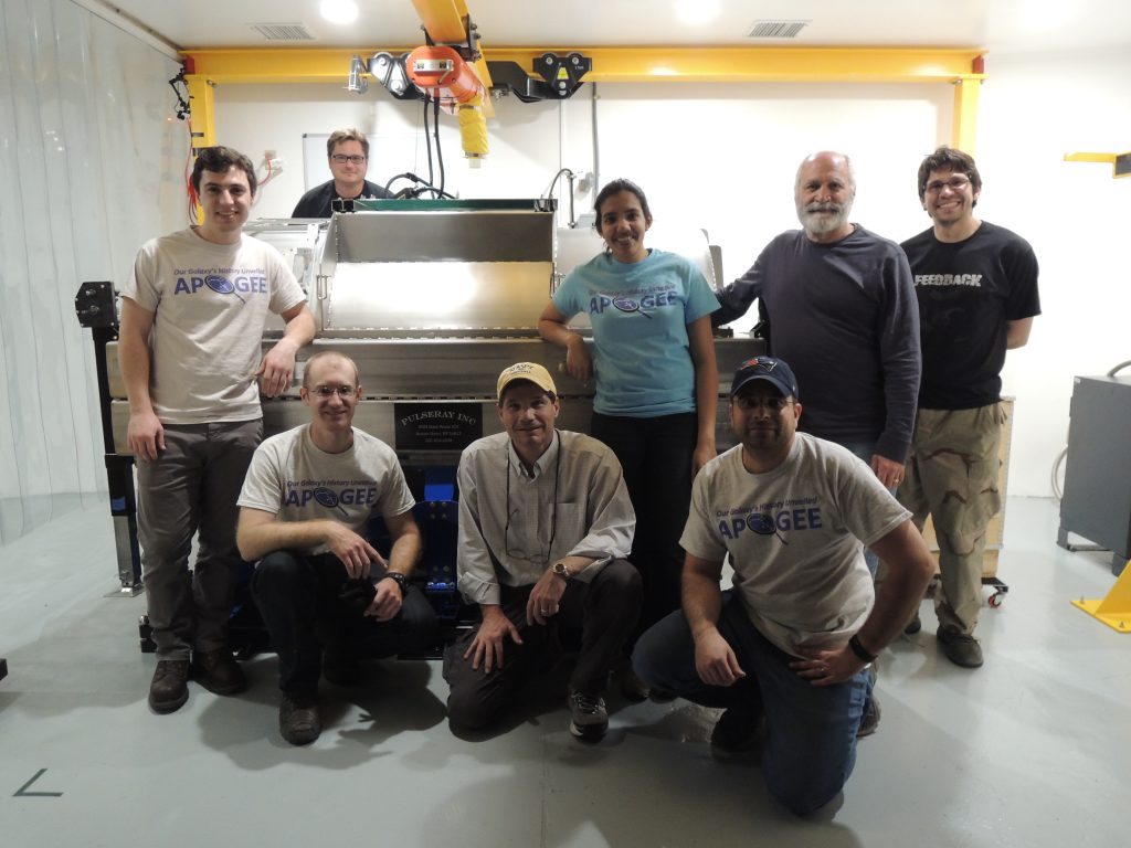 ¡Camisetas a tono! Buen trabajo en la instalación de las fibras. Matching T-shirts! Job well done on the fiber installation.